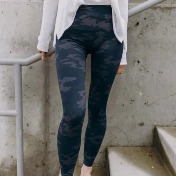 NWT SPANX Look at Me Now Camo Print Seamless Leggings Small - Picture 2 of 7